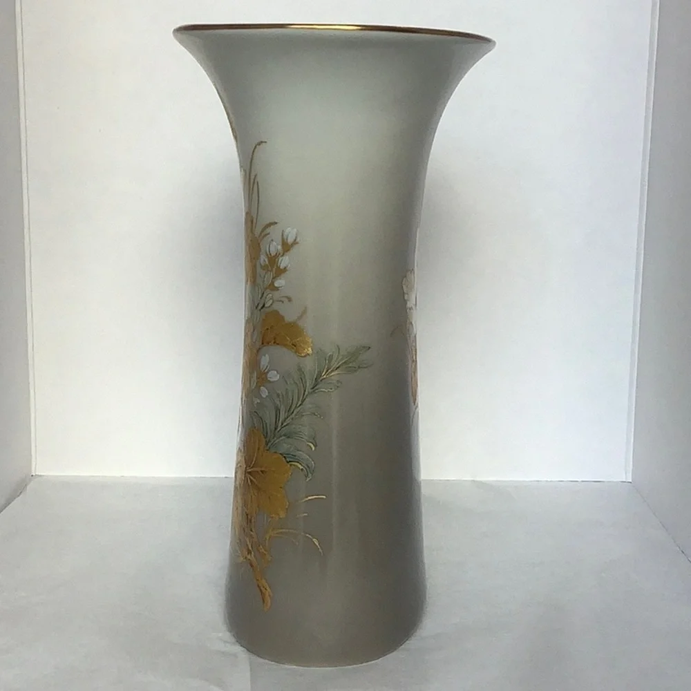 Vintage AK Kaiser Ovid Porcelain Vase called “Desiree” West Germany